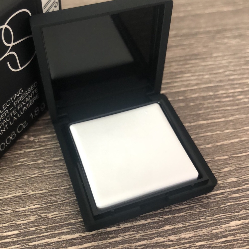 ❤️$10  NARS Light Reflecting Setting Powder - Picture 2 of 4